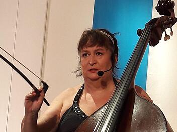 Lizzy Aumeier weiß mit Worten ebenso virtuos umzugehen wie mit ihrem Instrument. Fotos: Hartmut Hessel