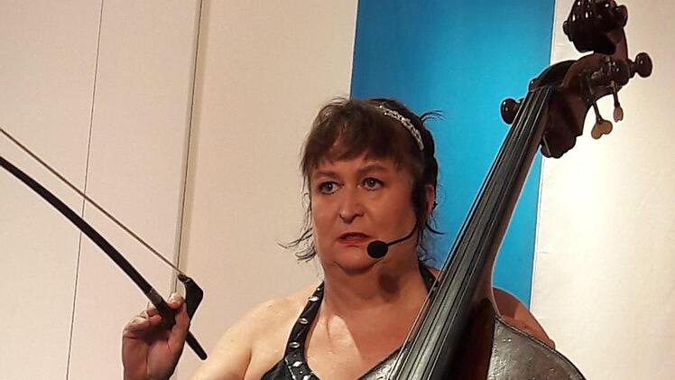 Lizzy Aumeier weiß mit Worten ebenso virtuos umzugehen wie mit ihrem Instrument. Fotos: Hartmut Hessel