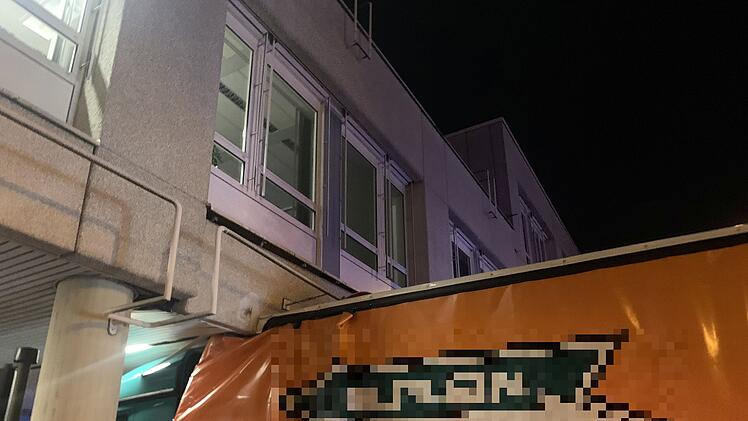 Erlangen: Lkw-Fahrer versch&auml;tzt sich gewaltig - Lastwagen bleibt unter Siemens-Geb&auml;ude stecken