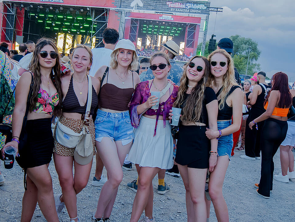 Mit internationalen und nationalen Live-Acts!