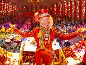 Sitzungspr&auml;sidentin Tanja Wolters leitet die Prunksitzung "K&ouml;lle Alaaaf - Die M&auml;dchensitzung". 2.000 Frauen im Saal &uuml;bernehmen am schmutzigen Donnerstag das Regiment.