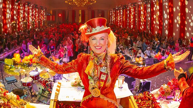 Sitzungspr&auml;sidentin Tanja Wolters leitet die Prunksitzung "K&ouml;lle Alaaaf - Die M&auml;dchensitzung". 2.000 Frauen im Saal &uuml;bernehmen am schmutzigen Donnerstag das Regiment.