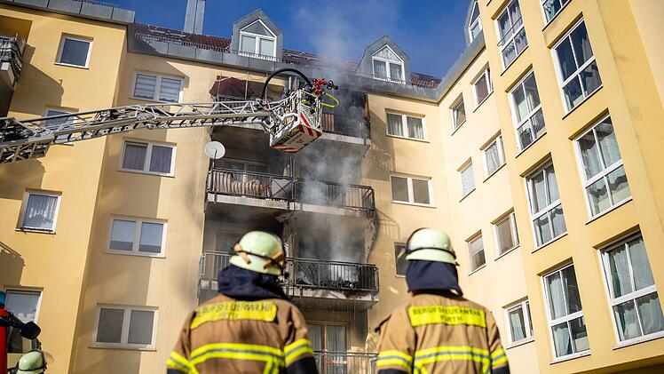 F&uuml;rth: Mehrere Balkone von Mehrfamilienhaus in Brand - Feuerwehreinsatz
