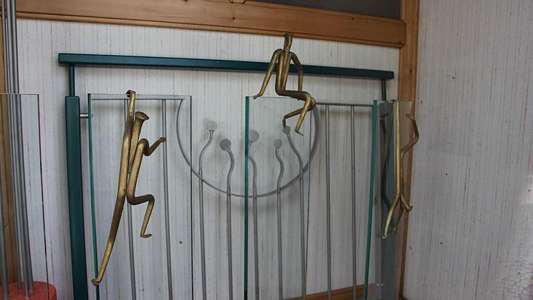 Die Männchen aus Schmiedebronze im Schaufenster in Wallenfels  Foto: Friedwald Schedel