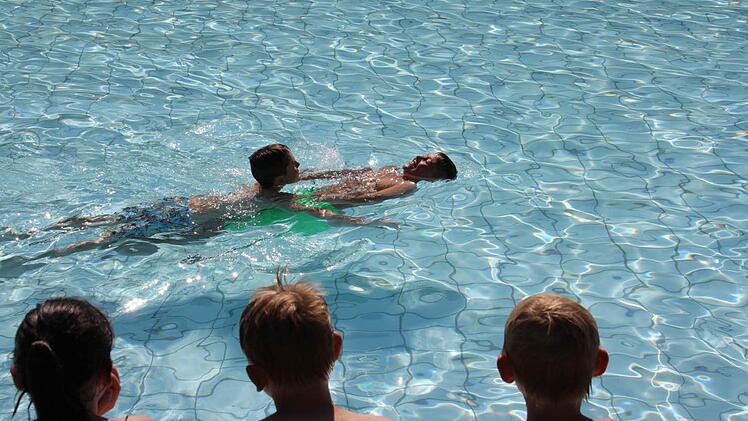 Luis und Lukas führten vor was sie gelernt hatten und zeigten den Gästen und ihren Mitschülern einige Rettungstechniken.