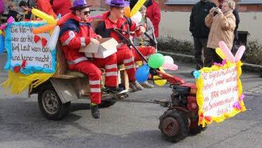 Das BRK investiert in der Schustergasse in Memmelsdorf, glaubt man dem Faschingsmotto der örtlichen BRK-Bereitschaft. Foto: Helmut Will