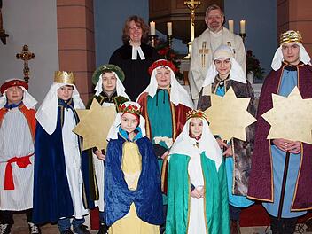 Die evangelische Pfarrerin Tanja Vincent und der katholische Pfarrer Roland Neher bedankten sich bei den Schneyer Sternsingern für ihr Engagement bei der Sternsingeraktion im ökumenischen Geist. Foto: Alfred Thieret
