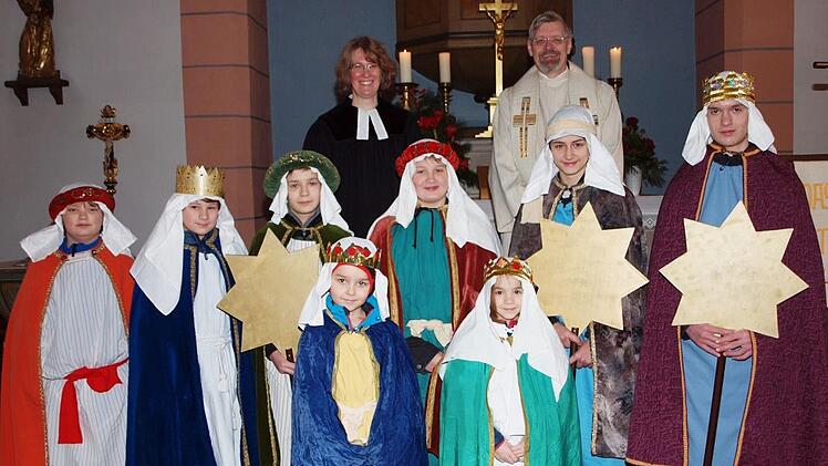 Die evangelische Pfarrerin Tanja Vincent und der katholische Pfarrer Roland Neher bedankten sich bei den Schneyer Sternsingern für ihr Engagement bei der Sternsingeraktion im ökumenischen Geist. Foto: Alfred Thieret