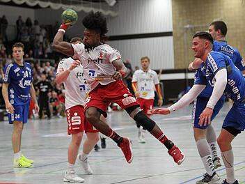 Kraftpaket Gary Hines (am Ball) war bester Akteur und erfolgreichster Torschütze (acht Treffer) des HSC Bad Neustadt-Rhön im Spiel gegen den mehrfachen deutschen Meister TV Großwallstadt. Trotz der Niederlage zeigte der HSC eine gute Leistung. Thomas Euring