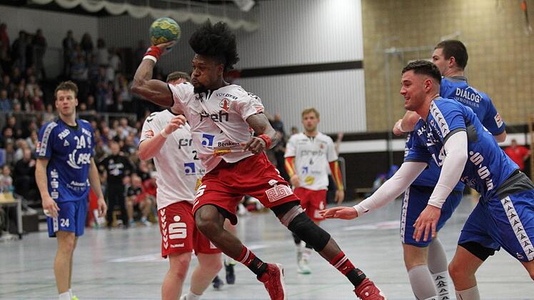 Kraftpaket Gary Hines (am Ball) war bester Akteur und erfolgreichster Torschütze (acht Treffer) des HSC Bad Neustadt-Rhön im Spiel gegen den mehrfachen deutschen Meister TV Großwallstadt. Trotz der Niederlage zeigte der HSC eine gute Leistung. Thomas Euring