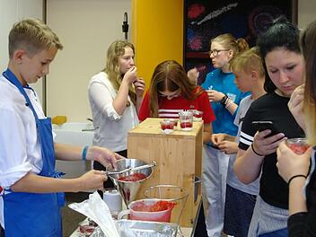 Mit Fondanttrichter und für Lebensmittel hat Hannes Schuhmann ein Händchen.  Foto: Stephanie Elm