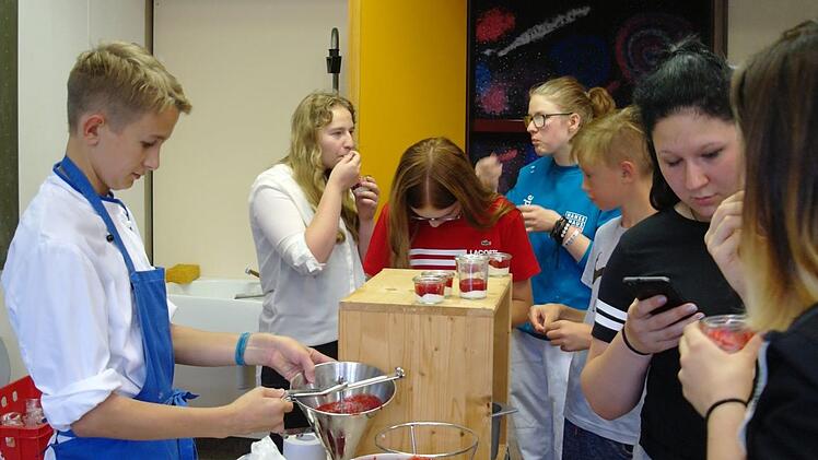 Mit Fondanttrichter und für Lebensmittel hat Hannes Schuhmann ein Händchen.  Foto: Stephanie Elm