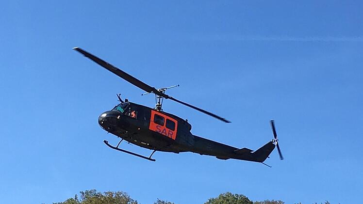 Mehrere Hubschrauber kreisen über der Unglücksstelle. Foto: Ralf Ruppert