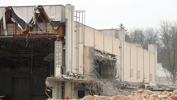 Der schwere Bagger hat bereits ein ordentliches Stück aus der Halle herausgebrochen.Foto: Ulrike Nauer