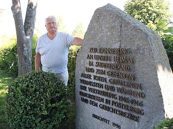 Wolfgang Buberl am 1996 gesetzten Gedenkstein auf dem Staffelsteiner Friedhof zur Erinnerung an die 1945 ermordeten Postelberger Matthias Einwag