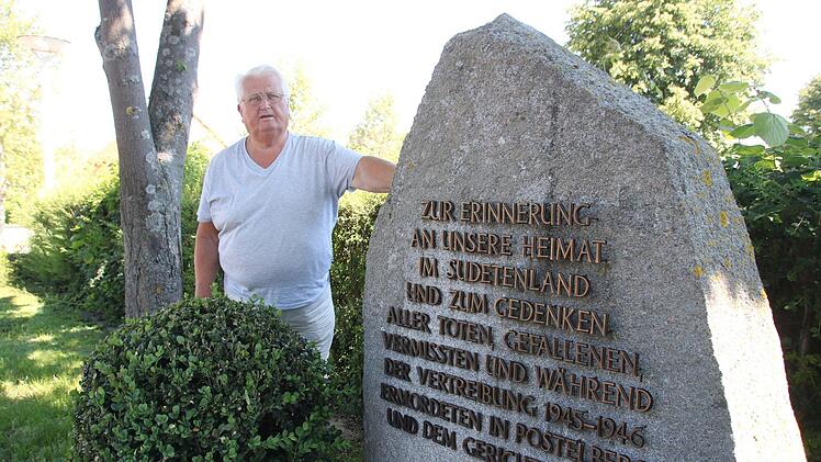 Wolfgang Buberl am 1996 gesetzten Gedenkstein auf dem Staffelsteiner Friedhof zur Erinnerung an die 1945 ermordeten Postelberger Matthias Einwag