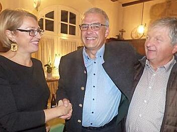 FW-Chef Rainer Polster (r.) und Protokollführerin sowie Marktgemeinderätin Daniela Drummer gratulieren Hanngörg Zimmermann zur einstimmigen Wahl bei den Freien Wählern zum Gößweinsteiner Bürgermeisterkandidaten für die Kommunalwahl.  Foto: Thomas Weichert