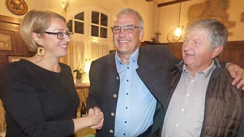 FW-Chef Rainer Polster (r.) und Protokollführerin sowie Marktgemeinderätin Daniela Drummer gratulieren Hanngörg Zimmermann zur einstimmigen Wahl bei den Freien Wählern zum Gößweinsteiner Bürgermeisterkandidaten für die Kommunalwahl.  Foto: Thomas Weichert