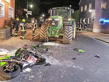 Das Motorrad prallte gegen den Traktor, der aus der Straße rechts kam. Foto: News5/Merzbach