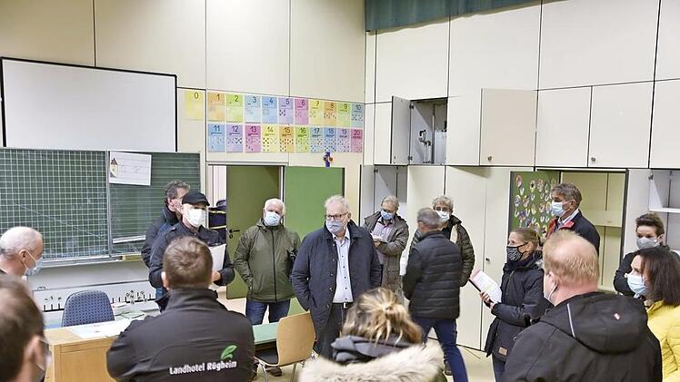 Der Stadtrat besichtigte die Grundschule in Königsberg.  Foto: Gerold Snater