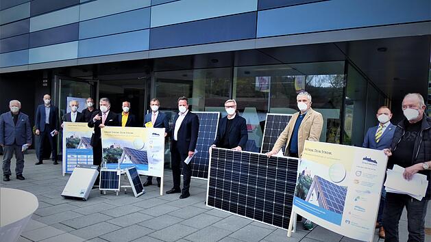 Ziel der Aktion ist es, mehr PV-Anlagen auf  Dächer von privaten Gebäudenzu bringen. Unser Bild entstand bei der Vorstellung des Projekts.