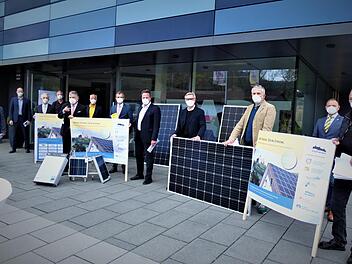 Ziel der Aktion ist es, mehr PV-Anlagen auf  Dächer von privaten Gebäudenzu bringen. Unser Bild entstand bei der Vorstellung des Projekts.