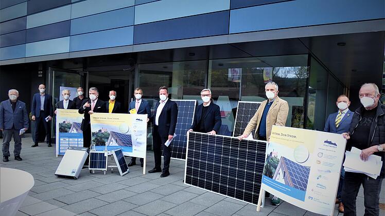 Ziel der Aktion ist es, mehr PV-Anlagen auf  Dächer von privaten Gebäudenzu bringen. Unser Bild entstand bei der Vorstellung des Projekts.