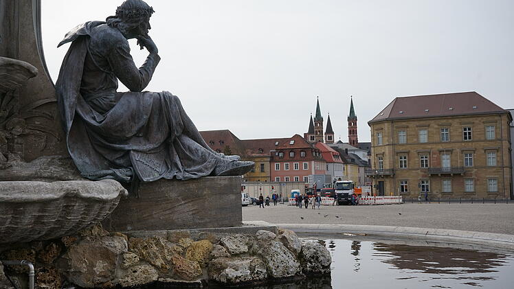 Skulptur auf Brunnen vor der Würzburger Residenz