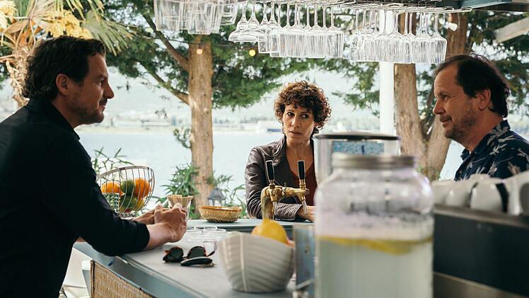 In der Beachbar von Luka Staric (Christian Kuchenbuch, rechts) macht Stascha Novak (Jasmin Gerat) Bekanntschaft mit Drago Varga (Felix Klare).