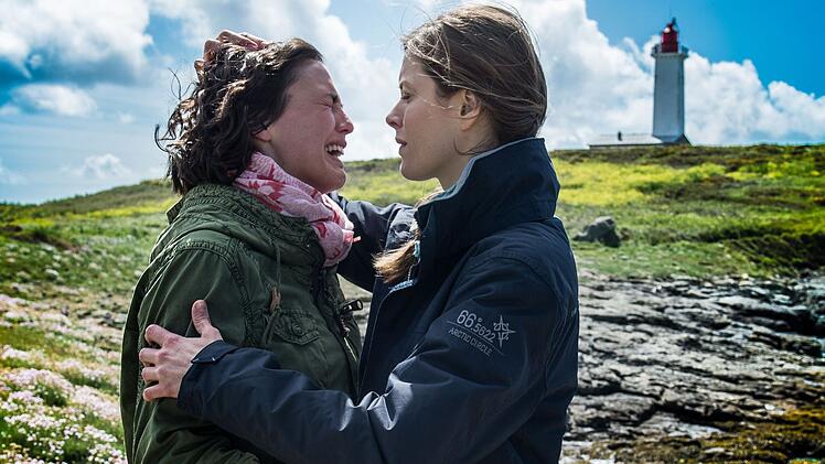 Beim Abschied von Muriel (Alma Leiberg, rechts) entladen sich bei Maela (Lucie Heinze) aufgestaute Emotionen. Beide waren mal ein Paar.