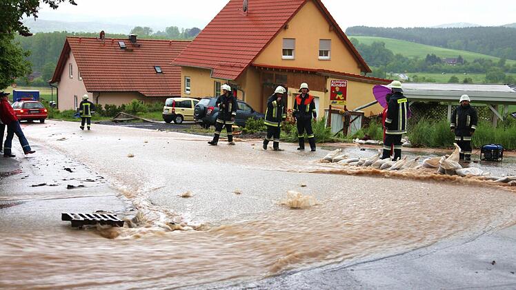 Die Kurzewinder Straße in Eyrichshof musste gesperrt werden. Vom Wald schoss das Wasser über die Fahrbahn ins Tal.