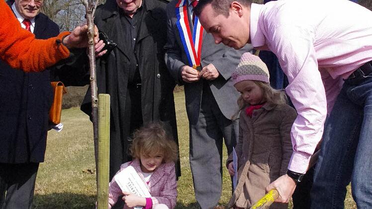 Bei der "internationalen Baumpflanzung" (v. l.): Hans Hablitzel, Ulrich Stempel, Élisa Kerriel, Gérard Perron, Jérôme Kerriel, Mylène Kerriel und Wolfgang Beiergrößlein.