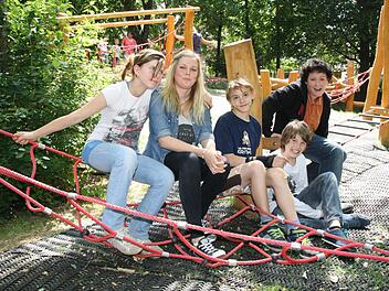 Gespräche außerhalb des Unterrichts gehören für Sozialarbeiterin Melanie Faulhaber (2. von links) zur täglichen Arbeit. Gestern saß sie mit (von links) Francesca, Sebastian, Lukas und Kay zusammen. Foto: Ralf Ruppert
