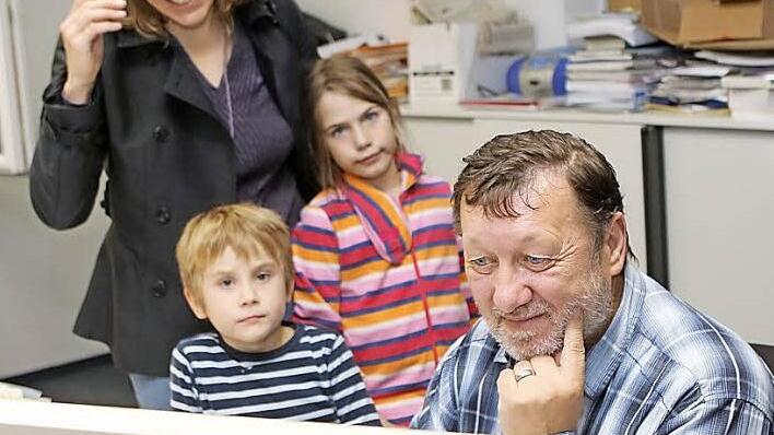Den Redakteuren wie Josef Hofbauer (vorne) über die Schulter schauen und mit ihnen ein Fachgespräch führen: Bei einer früheren Veranstaltung in der Redaktion hat auch Franka Struve, die Pressesprecherin der Stadt Forchheim, mit ihren Kindern diese Möglichkeit genutzt.  Foto: Barbara Herbst