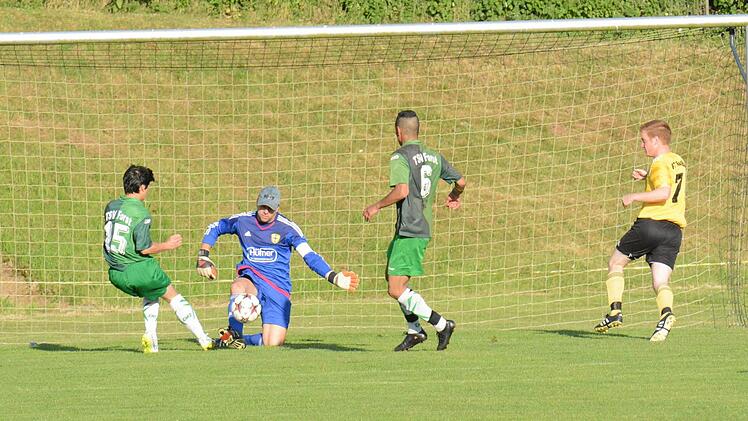 Szene aus dem Relegations-Hinspiel des FC Thulba (gelbe Trikots) gegen den TSV Forst (0:3). Foto: ssp