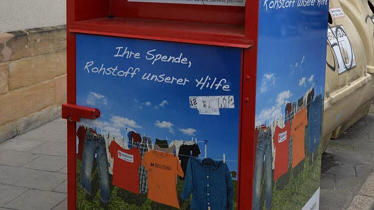 Der gemeinsame Container von Kolping und den Maltesern ist kenntlich gemacht und verfügt über eine direkte Kontaktadresse. Foto: Marvin Rinklef