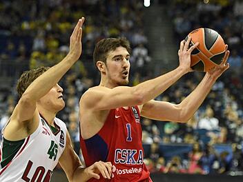 Am Donnerstag erst zum wertvollsten Spieler (MVP) der Eurolegaue-Saison gewählt, zeigte Nando de Colo (rechts) von ZSKA Moskau im Halbfinale gegen Lokomotiv Kuban Krasnodar warum. Mit 30 Punkten legte der Franzose eine grandiose Vorstellung hin und führte sein Team ins Finale. Foto: dpa