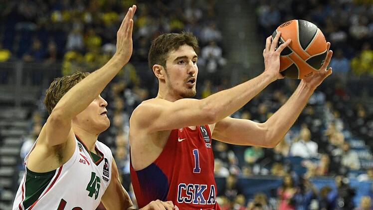 Am Donnerstag erst zum wertvollsten Spieler (MVP) der Eurolegaue-Saison gewählt, zeigte Nando de Colo (rechts) von ZSKA Moskau im Halbfinale gegen Lokomotiv Kuban Krasnodar warum. Mit 30 Punkten legte der Franzose eine grandiose Vorstellung hin und führte sein Team ins Finale. Foto: dpa