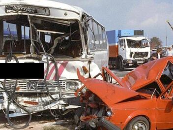 Schreckliche Bilder: Am 19. Oktober 1990 waren auf der A9 bei Münchberg 121 Fahrzeuge in eine Massenkarambolage im Nebel verwickelt, darunter auch Busse. Zehn Menschen starben, 122 wurden verletzt. Foto: dpa