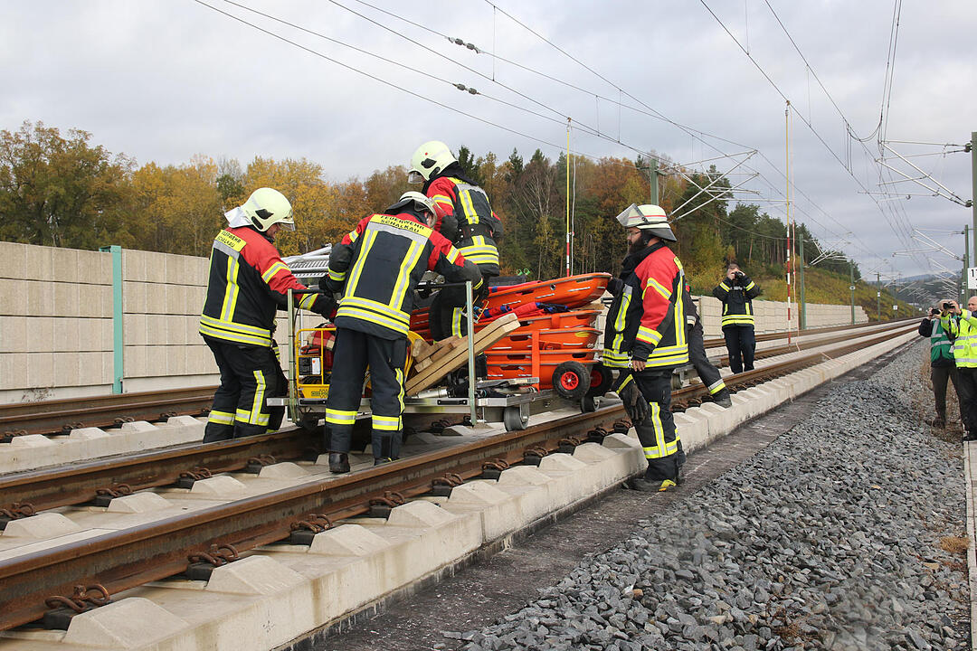 Coburg: Üben für den Ernstfall – Rettungskräfte und Statisten stellen ICE-Katastrophe nach