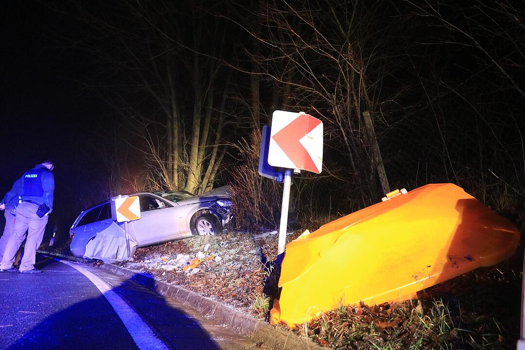 Autofahrer kracht gegen Baum in Kunreuth
