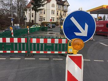 Die Baustelle auf der Kreuzung vor der Callenberger Unterführung hat mehrere Umleitungen zur Folge.Oliver Schmidt