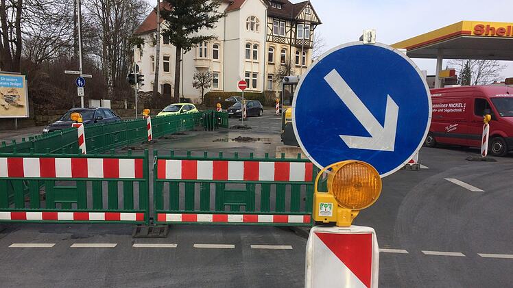 Die Baustelle auf der Kreuzung vor der Callenberger Unterführung hat mehrere Umleitungen zur Folge.Oliver Schmidt