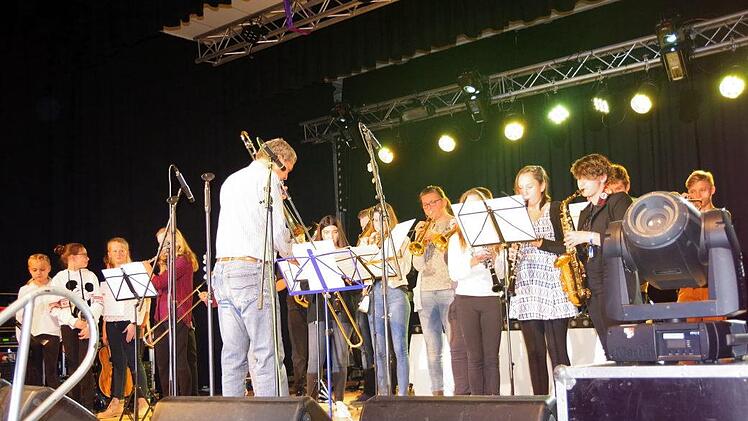 Das Bl&auml;serensemble der Realschule II unter der Leitung von Axel StumpfHeike Sch&uuml;lein