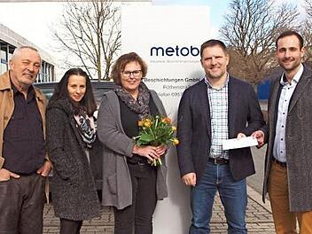 Siegfried Simon, Andrea Zellmer (von links) und Philipp Gernlein (rechts) bedankten sich herzlich bei Matthias und Marion Krämer (Zweiter und Dritte von rechts), Geschäftsführer und Prokuristin der Firma Metob, für die großherzige Spende von 3000 Euro für das Projekt "Meilenstein".  Foto: Alfred Thieret