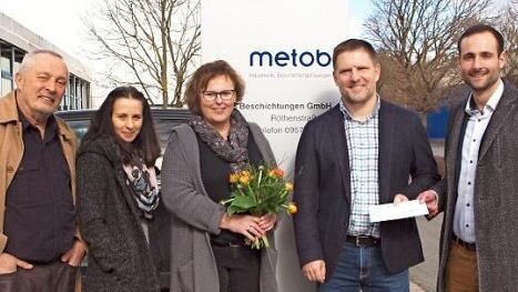 Siegfried Simon, Andrea Zellmer (von links) und Philipp Gernlein (rechts) bedankten sich herzlich bei Matthias und Marion Krämer (Zweiter und Dritte von rechts), Geschäftsführer und Prokuristin der Firma Metob, für die großherzige Spende von 3000 Euro für das Projekt "Meilenstein".  Foto: Alfred Thieret