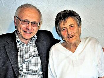 Helmut Lottes zählte zu den Gratulanten von Annelies Lösch. Foto: Seeger