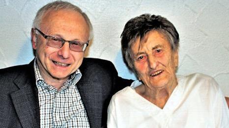 Helmut Lottes zählte zu den Gratulanten von Annelies Lösch. Foto: Seeger