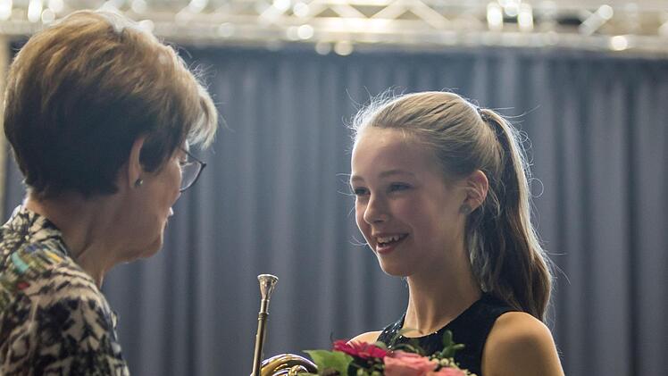 Begeisterten Beifall gab es beim Gastspiel des Jugendsymphonieorchesters Oberfranken in der Frankenhalle Neustadt. Umjubelte Solistin unter der Leitung von Till Fabian Weser war die junge Hornistin Sophia Reuter.Foto: Jochen Berger