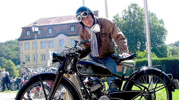 Mit seiner schwarzen "Bauer Saxonette" kam Jürgen Stark aus Obertheres zum Oldtimertreffen in den Gleisenauer Schlosspark.